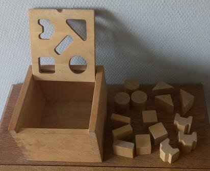 Oude vintage brocante houten vormenstoof sorteerder Jukka Finland shape sorter wooden 2
