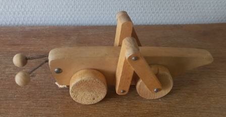 Oude vintage brocante houten speelgoed sprinkhaan krekel trekbeest Jukka Finland wooden toys grasshopper