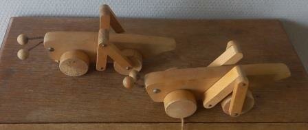 Oude vintage brocante houten speelgoed sprinkhaan krekel trekbeest Jukka Finland wooden toys grasshopper 1