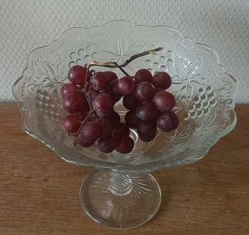 Oude vintage brocante glazen glass fruitschaal fruit bowl druiven grapes op voetje pootje