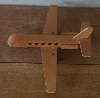 Oude vintage brocante houten speelgoed vliegtuig Jukka Finland wooden toys plane 60s 70s 1