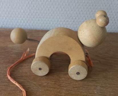 Oude vintage brocante houten trekbeestje hondje poesje Jukka Finland pull toys wooden