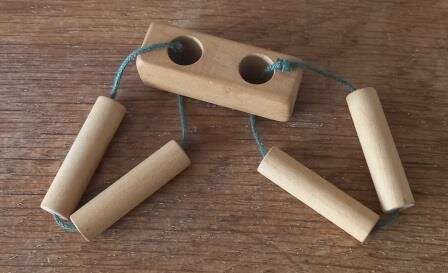 Oud vintage brocante houten string speelgoed behendigheid motoriek wooden toys skills