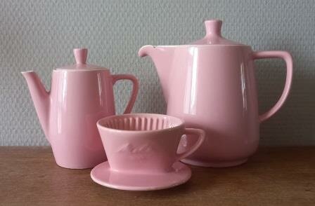 Roze oude vintage brocante Melitta koffiepotjes koffiefilterhouder pink coffee pots set