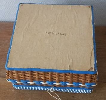 Oude vintage brocante naaimandje rieten blauwe witte satijnstof sewing kit wicker blue satin 4