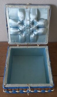 Oude vintage brocante naaimandje rieten blauwe witte satijnstof sewing kit wicker blue satin 1