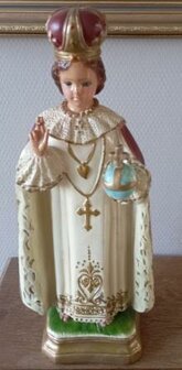 Oud vintage brocante heiligenbeeld religieus Jezus kindje van Praag statue Jesus Child of Prague religious