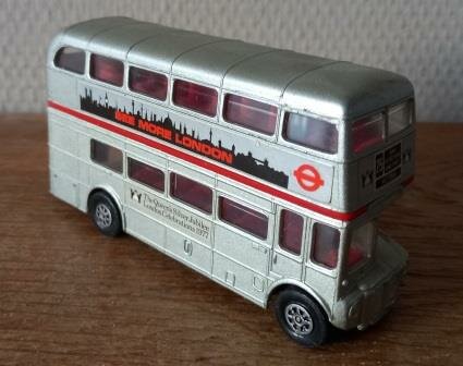 Oude vintage brocante speelgoed autootje dubbeldekker bus Corgi London Transport routemaster 25 Queens silver jubilee