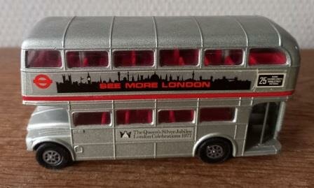 Oude vintage brocante speelgoed autootje dubbeldekker bus Corgi London Transport routemaster 25 Queens silver jubilee 2