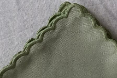 Set vintage brocante 5 oudgroene servetten tafelkleedjes schulprand tablecloths green napkins stoffen 1