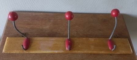 Oude retro vintage brocante houten kapstokje 3 metalen dubbele haken rode knoppen coat rack 1