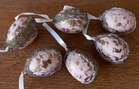 Romantische oudroze brocante paaseieren viooltjes bronzen gouden kantrandje Easter eggs violets flowers 2