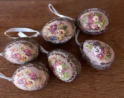 Romantische oudroze brocante paaseieren viooltjes bronzen gouden kantrandje Easter eggs violets flowers