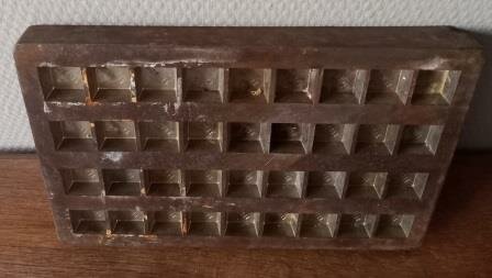 Zware oude vintage brocante chocolademal vorm vierkantjes blokjes Droste metalen chocolate molds