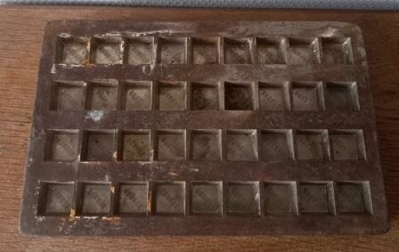 Zware oude vintage brocante chocolademal vorm vierkantjes blokjes Droste metalen chocolate molds 3
