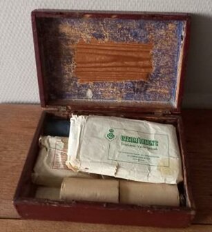 Oude vintage brocante houten verbandkist doos trommel EHBO first aid kit