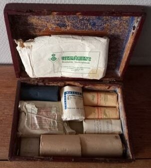 Oude vintage brocante houten verbandkist doos trommel EHBO first aid kit 1
