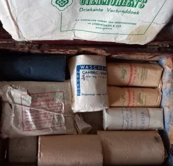 Oude vintage brocante houten verbandkist doos trommel EHBO first aid kit 2