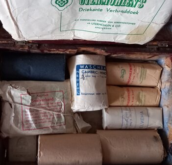 Oude vintage brocante houten verbandkist doos trommel EHBO first aid kit 5
