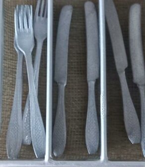 Antieke oude vintage brocante metalen draadgaas bestekbakje messen vorken speelgoed toy cutlery set 1