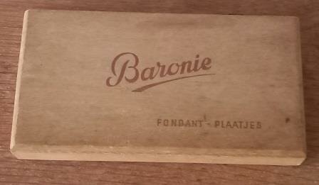Oude vintage brocante houten doosje kistje Baronie fondant-plaatjes wooden box sweets 4