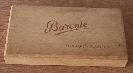 Oude vintage brocante houten doosje kistje Baronie fondant-plaatjes wooden box sweets