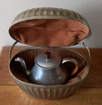 Oude antieke vintage brocante theepot metalen Metawa theemuts warmhouder teapot cosy warm holder