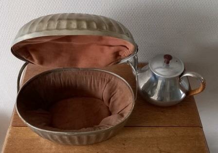 Oude antieke vintage brocante theepot metalen Metawa theemuts warmhouder teapot cosy warm holder 2