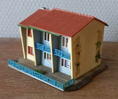 Oud vintage brocante Faller B-222 seriehuis appartementencomplex modelspoor HO toy house