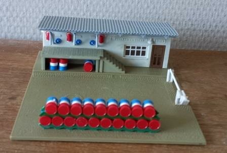 Oud vintage brocante Kibri Bausatz 9901 Esso olievatenopslag modelspoorhuisje HO toy railway oil storage
