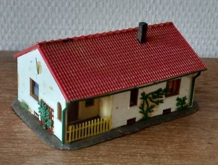Oud vintage brocante huisje parasol modelspoor HO toy house 2