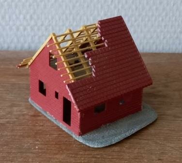 Oud vintage brocante huisje in aanbouw steiger HO modelspoorbaan diorama toy house railway 2