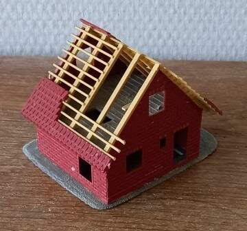 Oud vintage brocante huisje in aanbouw steiger HO modelspoorbaan diorama toy house railway 1