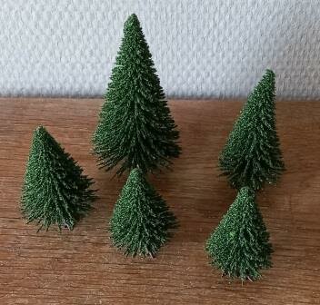 Set 5 oude vintage brocante borstelboompjes sparren naaldbomen dennen modelspoorbaan HO brush conifers pine trees railway