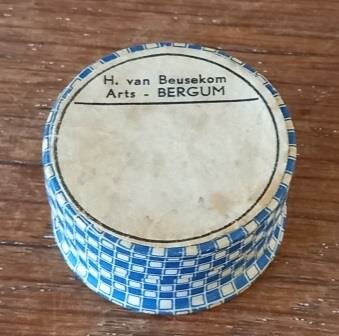 Oud vintage brocante blauwe witte geblokte kartonnen pillendoosje cardboard pill box