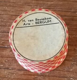 Oud vintage brocante rode witte geblokte kartonnen pillendoosje cardboard pill box