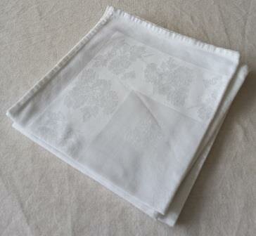 Set 4 oude vintage brocante witte damasten servetten blaadjes white napkins leaves