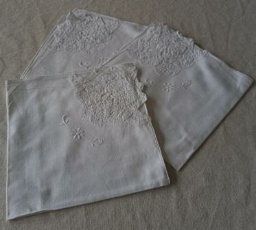 Set 3 oude vintage brocante witte stoffen servetten kant geborduurde fabric napkins lace embroidery 1