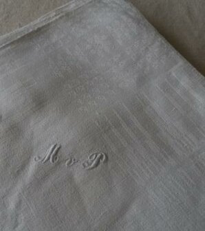 Set 2 grote oude vintage brocante witte damasten servetten MvP monogram damask napkins 1