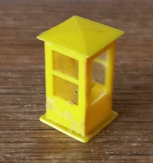 Kleine mini oude vintage brocante gele telefooncel modelspoorbaan diorama yellow telephone booth toy railways HO 1