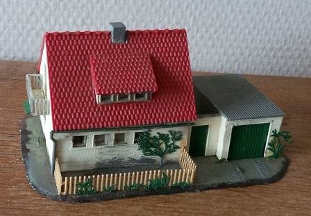 Oud vintage brocante huisje balkon garage modelspoor HO toy house