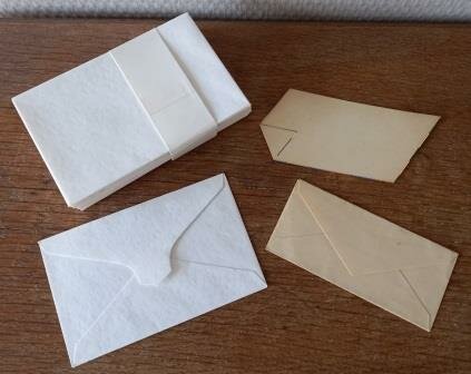 Envelopjes visitekaartjes kleine witte oude vintage brocante sierlijke small white envelopes