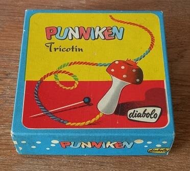 Oude vintage brocante spelletje Punniken paddenstoel Tricotin Diabolo spool knitting box toys 1960s 1
