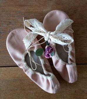 Oude vintage brocante roze kinderballetschoentjes ballerina&#039;s childrens ballet shoes pink 2