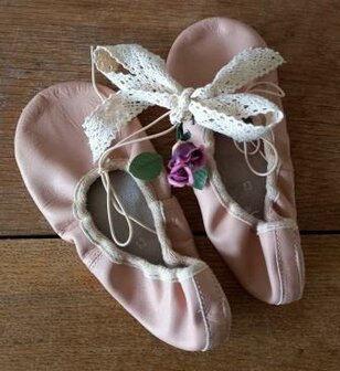 Oude vintage brocante roze kinderballetschoentjes ballerina&#039;s childrens ballet shoes pink