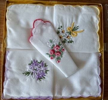 Oude vintage brocante doosje geborduurde zakdoekjes bloemen embroidered handkerchiefs flowers in box