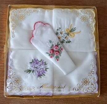 Oude vintage brocante doosje geborduurde zakdoekjes bloemen embroidered handkerchiefs flowers in box 1