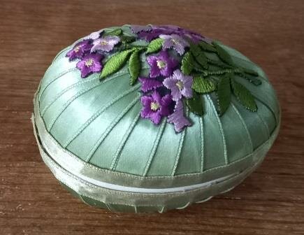 Oud vintage brocante keramiek opbergdoosje paasei groene paarse bloemen Easter egg box flowers 3
