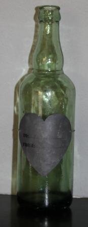 Brocante groene glazen fles met zinken hartje