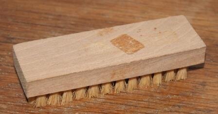 Oude brocante houten nagelborsteltje